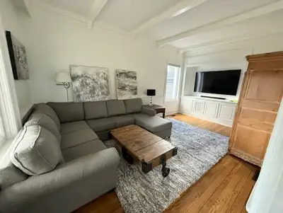 Looking For an upwordly Proffesional to share my Gorgeous century home in Lindsays finest neighborho...