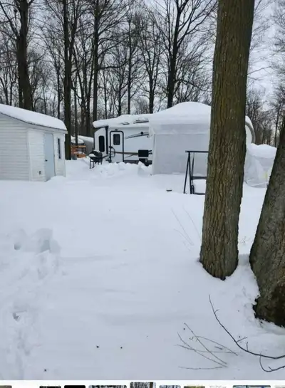 Fifth Wheel Cruiser 28 pieds 2015 Situé au Camping Caravelle a Ste-Sabine # terrain 450 sur un coin...