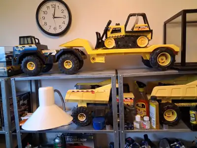 I have a tractor traler combo .Call 289 296 2403. I have ramps for trailer, The ramps sell on E-Bay...