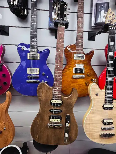 Guitare electrique plus etuit , View more