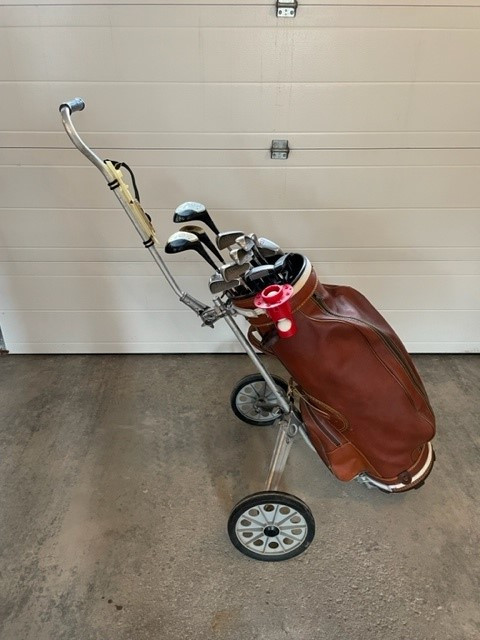 Spalding Executive Golf Club Set with Bag and Cart in Golf in Peterborough