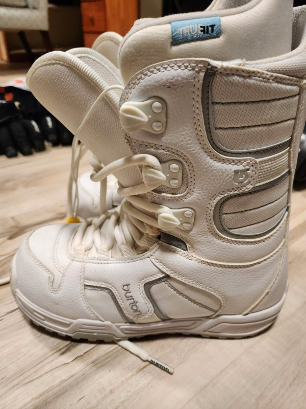 BURTON Coco Snowboarding Shoes (Size US 7.5) in Snowboard in Calgary