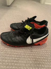 Men’s Nike size 10.5 soccer cleats nike