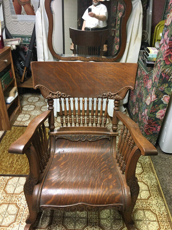 Beautiful Antique Rocking Chair in Chairs & Recliners in Brantford - Image 2