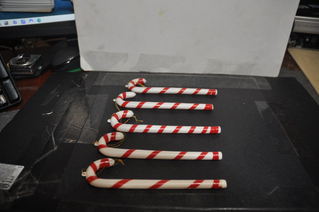 Vintage lot of 12 Candy Cane Christmas Ornaments for tree decora in Toys & Games in Victoriaville - Image 4