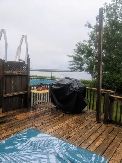 Lakeside Furnished Home on East Lake, Walk to the Sandbanks!