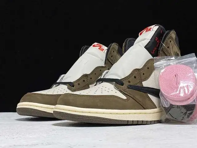 AIR JORDAN 1 HIGH OG TS SP 'Travis Scott' -  Size 8.5 in Men's Shoes in Québec City - Image 5