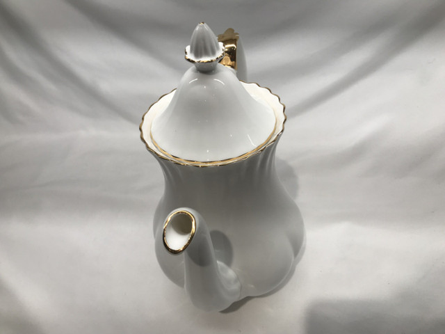 Perfect Condition Royal Albert Val D'or Coffee Pot Teapot in Arts & Collectibles in Winnipeg - Image 2