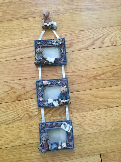 Boyd’s Bears picture holder for 3 small photos.Would be ideal for a baby’s room.