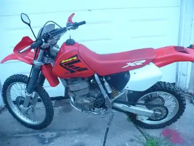 honda 400xr année;2001,en bonne état ,propre mecanique A-1...... 450-547-8425 ,....PREND PAS LES TEX...