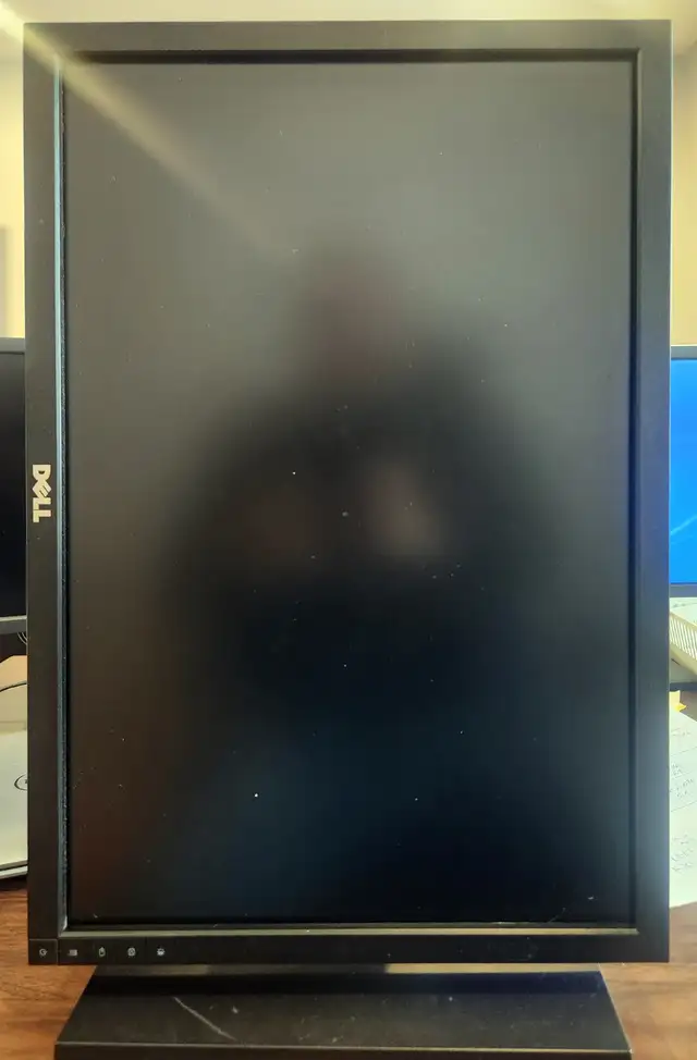 Dell UltraSharp 2209WA 22-inch Monitor in Monitors in Barrie - Image 3