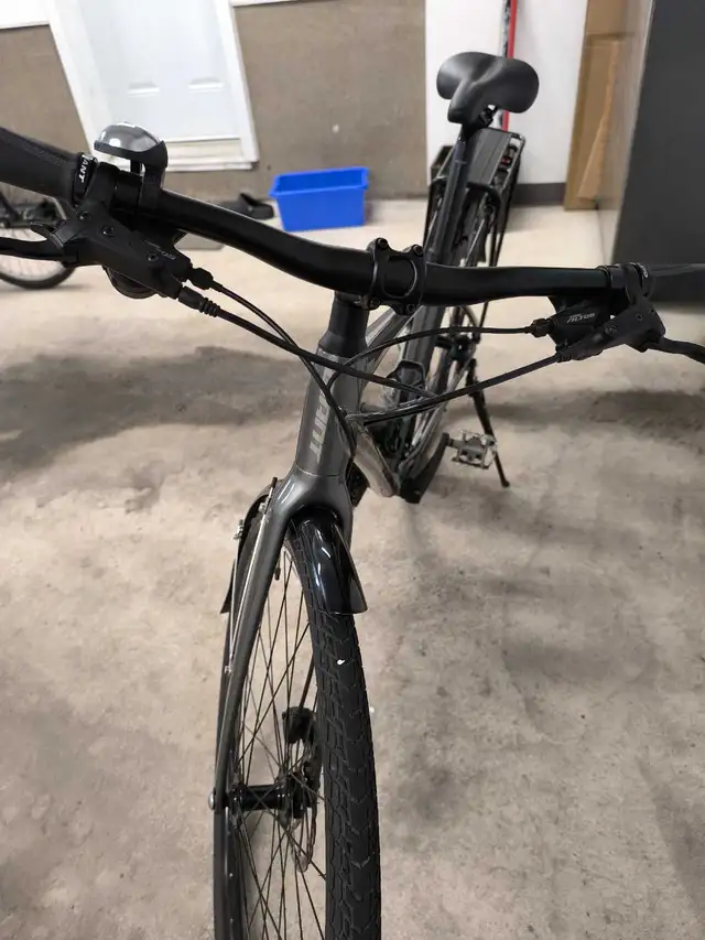 Vélo Hybride Giant Scape Disc 1 Hybrid Bicycle, Taille/Size S in Road in City of Montréal - Image 9