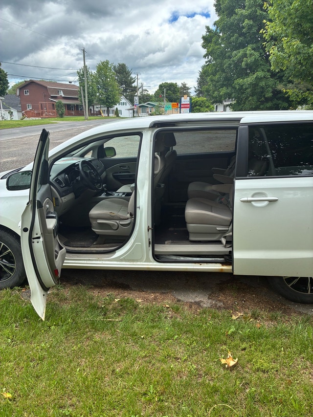 Kia Sedona 2017 — photo 4