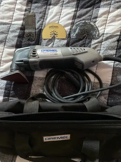 DREMEL. MULTI TOOL. MAX Variable speed. 1-10 Comes with bag and 4 different accessories Carbide. Gro...