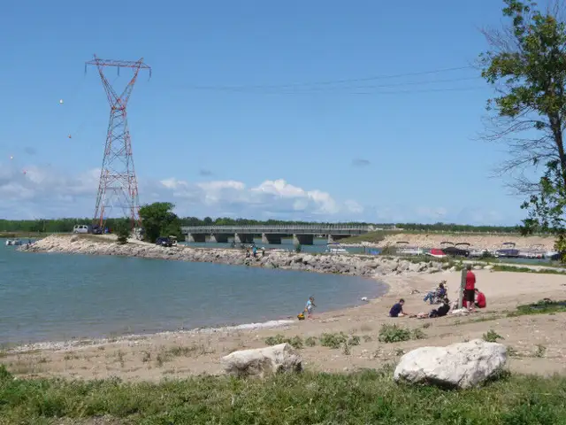 Lakefront Cottage - Lake MB - 2-night minimum in Manitoba in Canada - Image 11