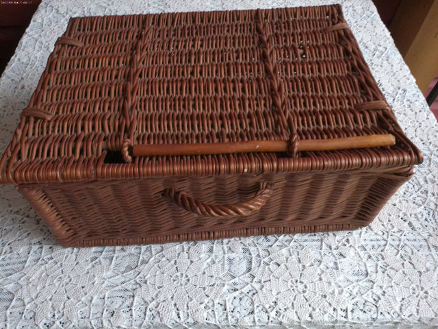 Great Collection of Vintage Wicker Picnic Baskets in Arts & Collectibles in New Glasgow - Image 2