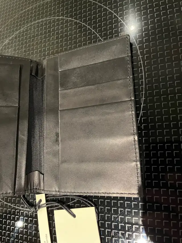 M0851 leather passport holder in Women's - Bags & Wallets in City of Montréal - Image 9