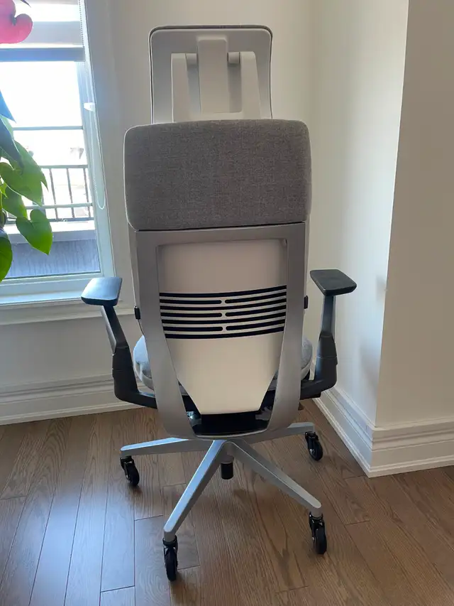Steelcase Gesture Chair With Headrest & Lumbar Grey/White Mint in Chairs & Recliners in City of Toronto - Image 4