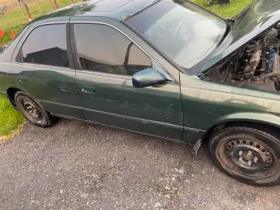 Selling my 1999 Toyota Camry XLE * Milage: 233,350km * Powered leather seats * Sunroof * AC blows co...