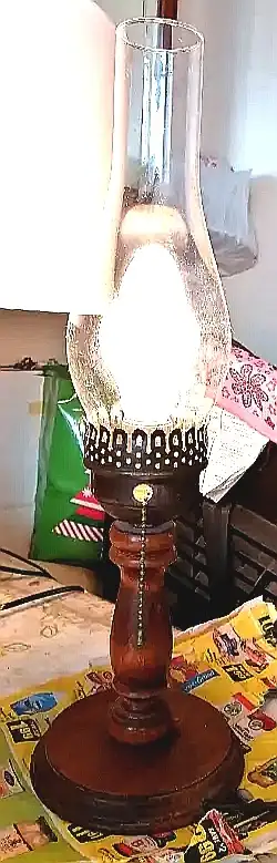 VINTAGE TABLE LAMP, WOOD AND BRASS BASE, CLEAR GLASS SHADE in Indoor Lighting & Fans in Mississauga / Peel Region - Image 3