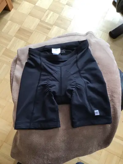 Cuissard Mountain Equipment Co-op Small, de couleur noire. Il n’a été porté qu’une seule fois.