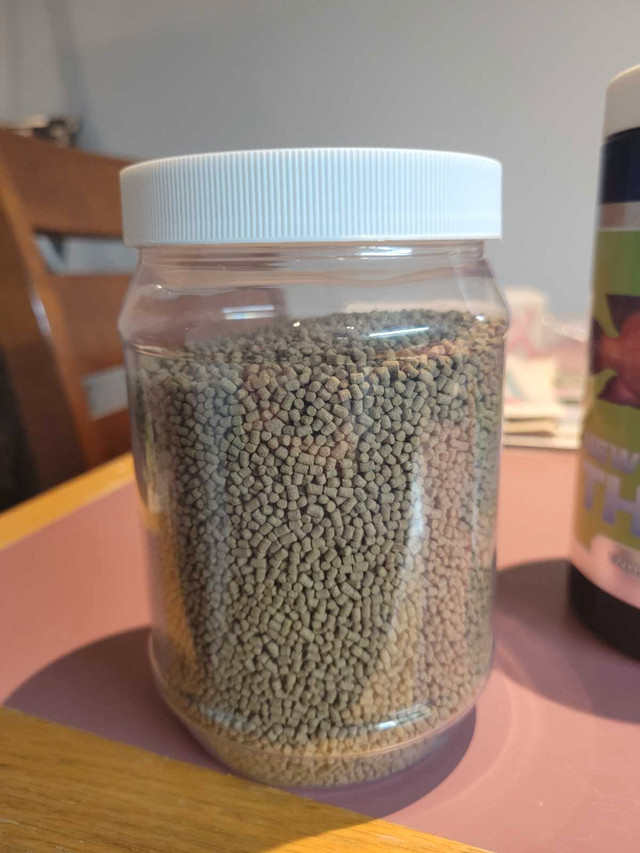 Small size goldfish pellets in Accessories in Winnipeg