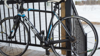 Vélo OPUS alegria 3.0 médium noir et bleu.