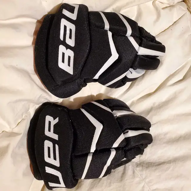 KIDS BAUER LEGACY 9" 23 CM HOCKEY GLOVES in Hockey in Barrie - Image 3