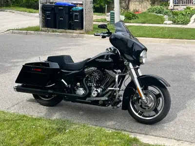 2013 Harley Davidson Street Glide Great shape. Lots of upgrades. 70k km 103b engine Chrome works 10”...