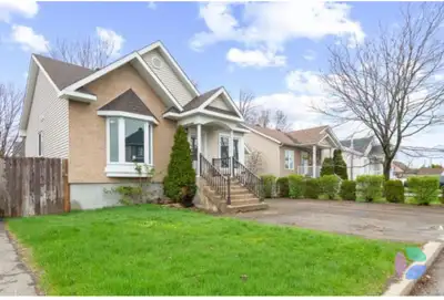 Bienvenue dans cette charmante maison 4 1/2 à louer à Terrebonne! Cette maison comprend deux chambre...