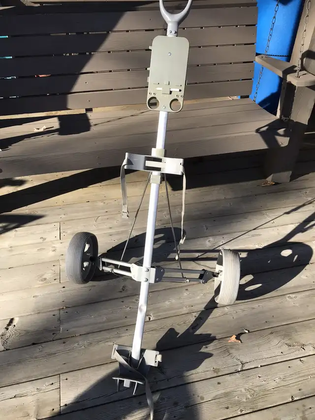 RH golf clubs and pull cart in Golf in Muskoka - Image 11