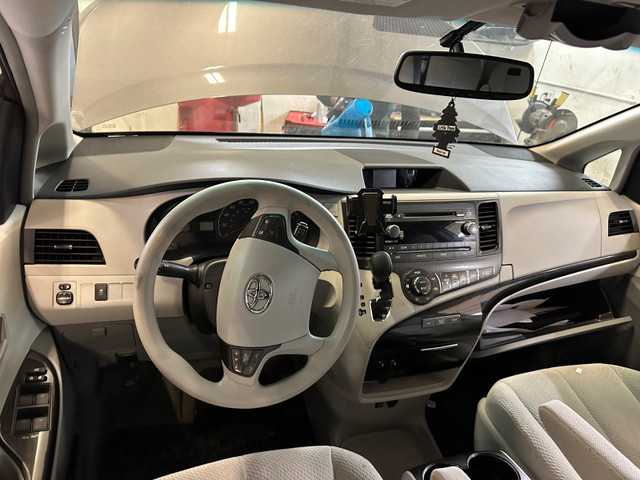 2014 Toyota Sienna LE in Cars & Trucks in Calgary