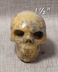 Crâne 1½" d'agate naturelle. Natural agate skull.