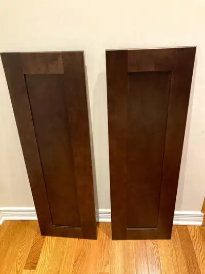 Deux (2) portes d'armoire de cuisine en bois franc (bois de bouleau) style shaker neuves incluant le...