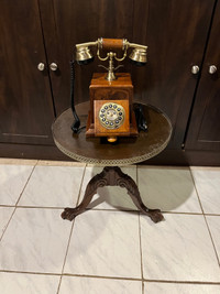 Téléphone et table en bois anciennes de collection.