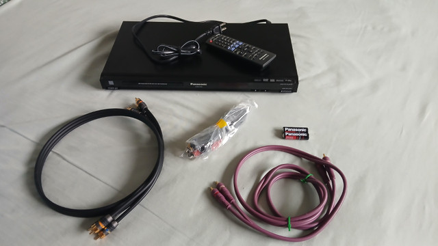 Sony BDP-S560 Blu-Ray 3D Disc / DVD Player + Remote Control in CDs, DVDs & Blu-ray in Mississauga / Peel Region