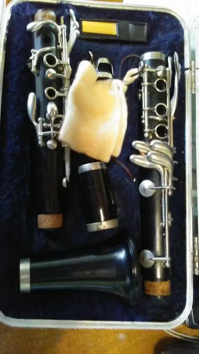 Artley Prelude 17S clarinet in hard case with reeds. Made in USA (Nogales AZ). Good condition. All k...