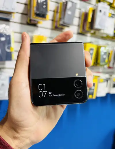 Samsung Z Flip 4 128gb (Store Warranty), View more