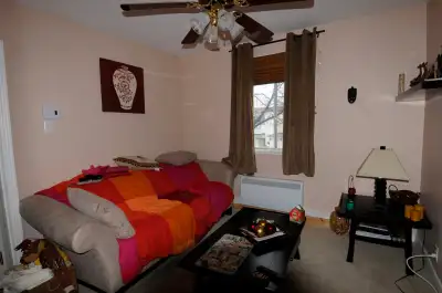 3 et demi dans un 2e étage de triplex (2 logements au 2e), rue tranquille avec piste cyclable, à 2 c...