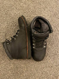 Men’s Uggs boots - size 9