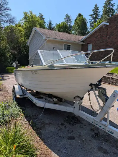 This pre-owned boat is a 19.5 ft chriscraft and is a classic choice, featuring a reliable Johnson 85...