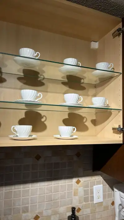 Modern renovated and fully furnished 2-bedroom condo. Ready to move-in: 50’’ TV, bedding sheets, din...