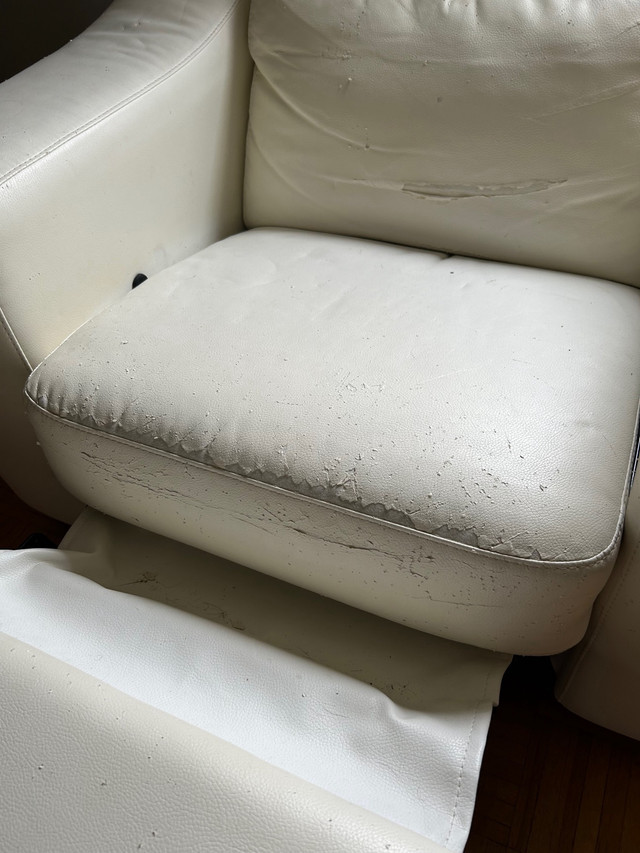 One seater leather recliner for sale in Chairs & Recliners in Petawawa - Image 3