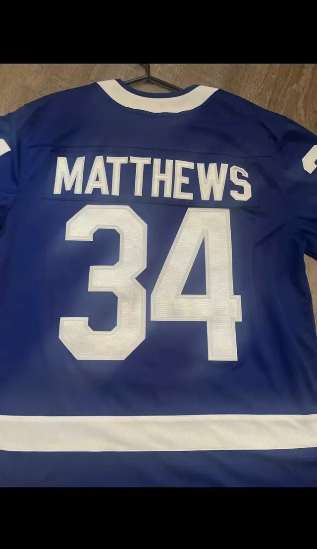 Authentic Toronto Maple Leafs Matthews Jersey Medium  in Men's in Oshawa / Durham Region - Image 5