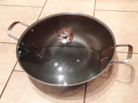Extra large wok with glass lid