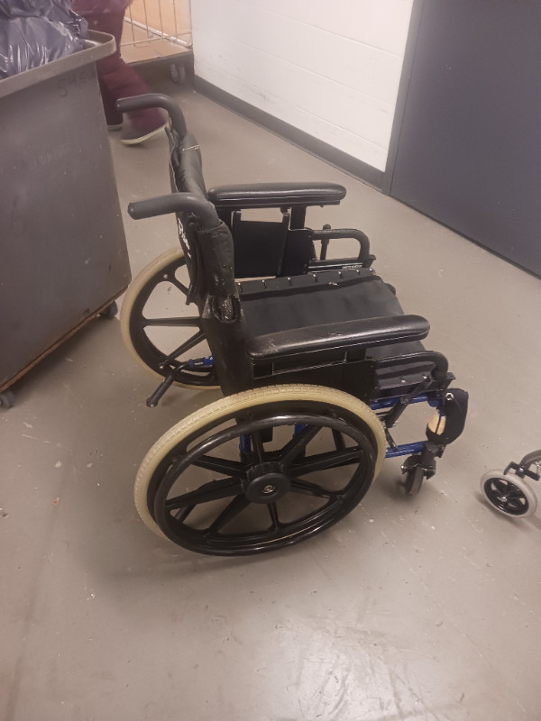 Chaise roulante pliable (3x) dans Santé et besoins spéciaux  à Ville de Montréal - Image 4