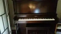Piano Droit Brun Foncée de Marque '' CRAIG ''