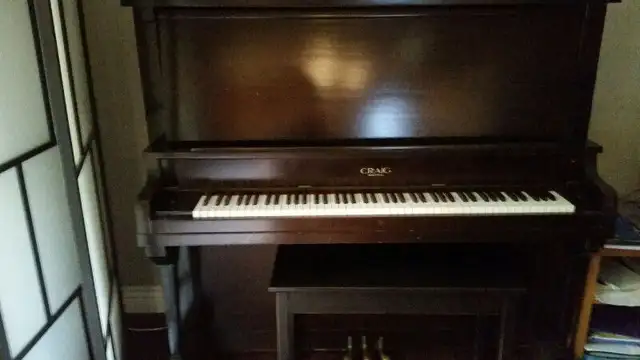 Piano Droit Brun Foncée de Marque '' CRAIG '' in Pianos & Keyboards in Laval / North Shore - Image 2