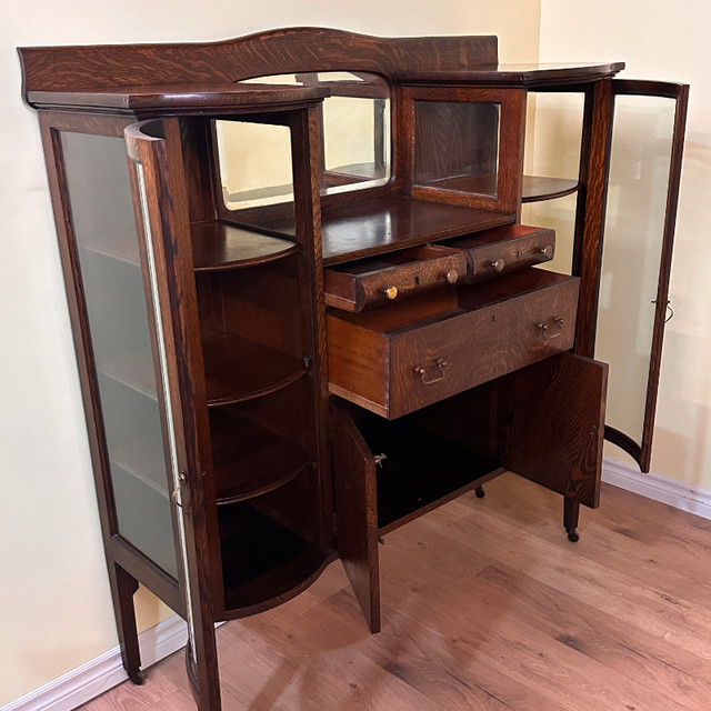 Beautiful Antique Victorian Tiger Oak Display Cabinet Sideboard in Hutches & Display Cabinets in City of Toronto - Image 4
