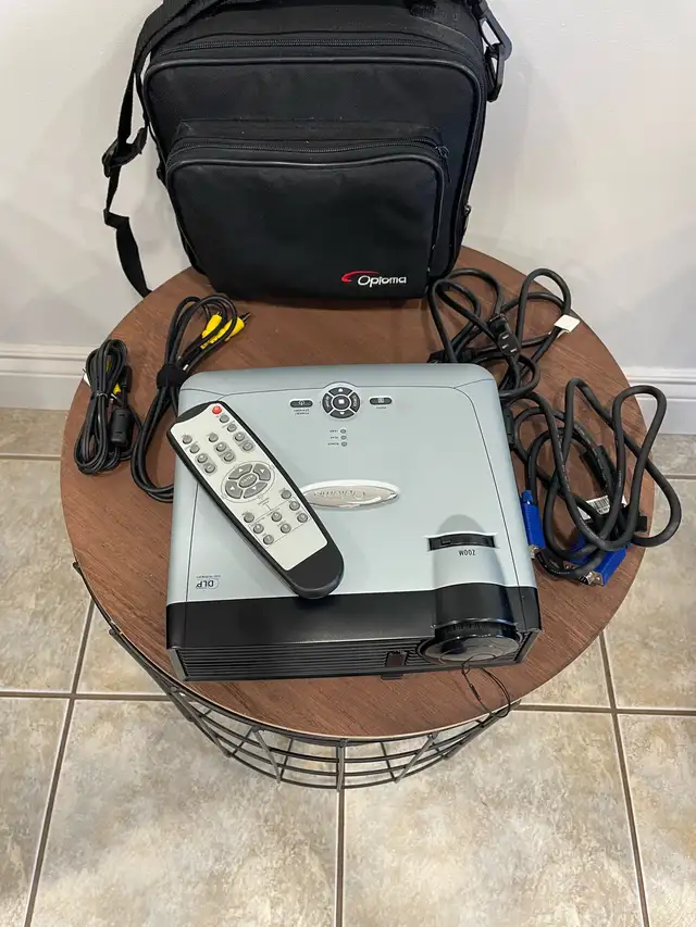 OPTOMA DLP Projector Display DS303. W/ Remote in Video & TV Accessories in Ottawa - Image 10